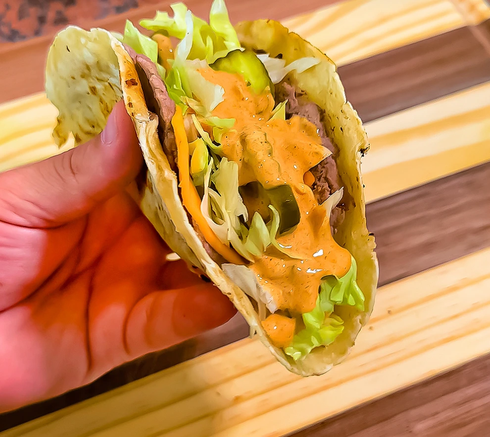 Wrap estilo Big Mac com Carne e Molho Especial